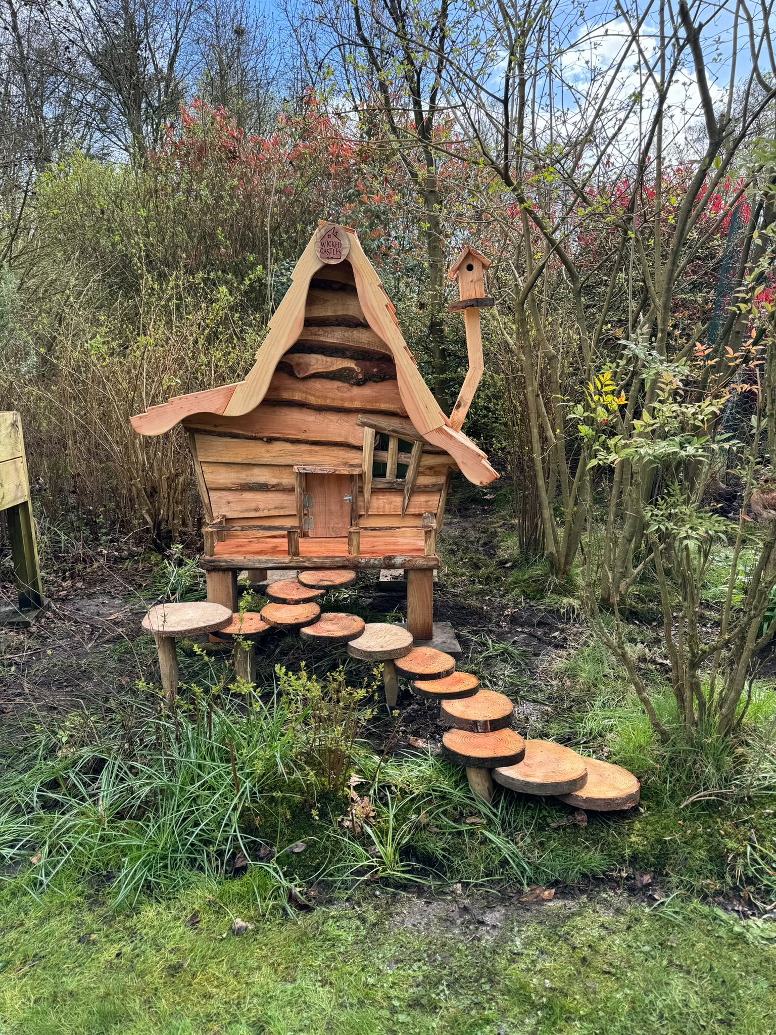 Handgemaakte houten kippenvilla met sprookjesachtig dak
